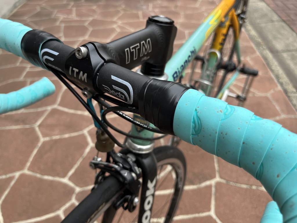 Bianchi Mega Proのハンドルバー交換: Deda Piegah RHMへの暫定的な交換